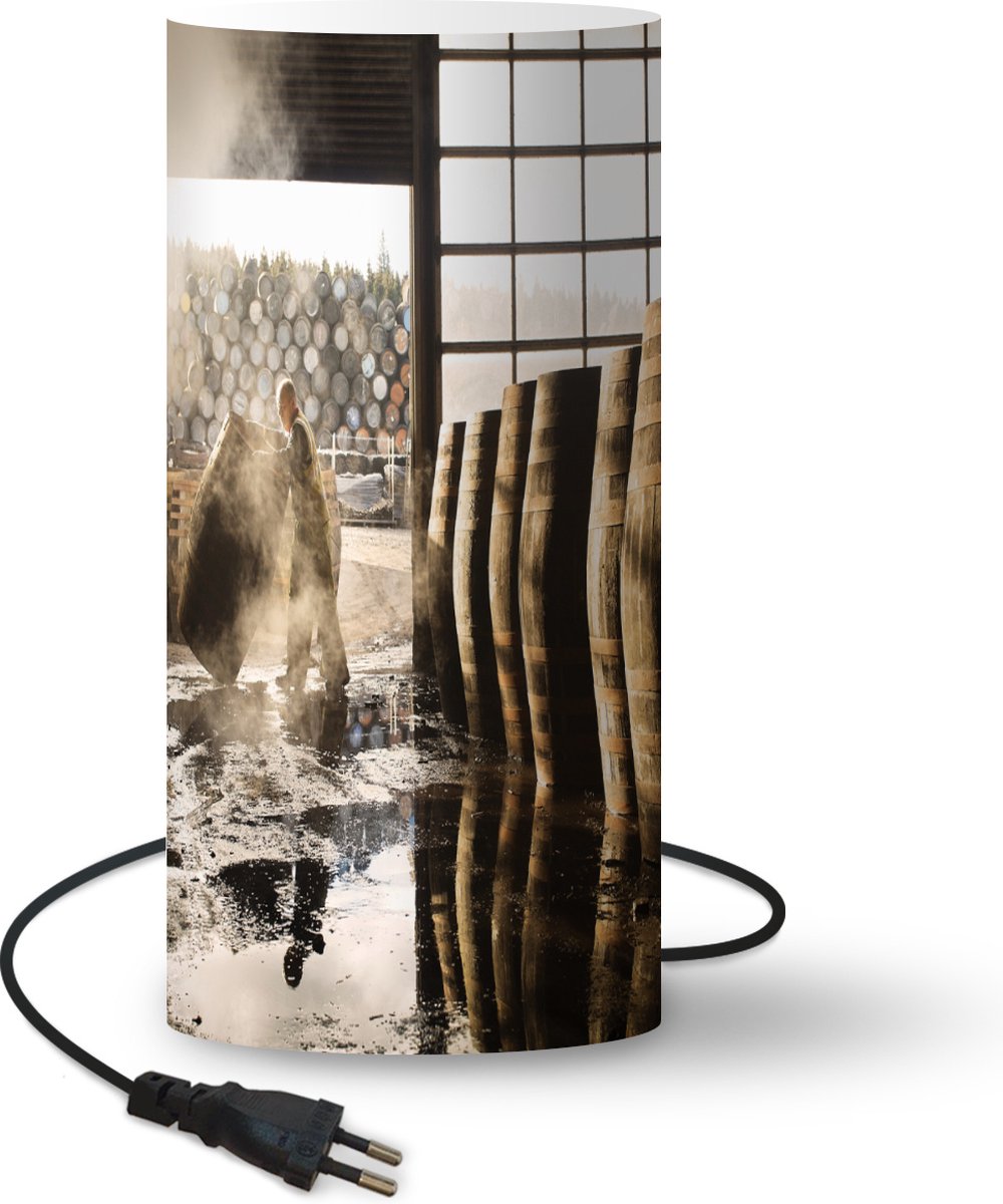 Lamp - Nachtlampje - Tafellamp slaapkamer - Mannelijke medewerker in een whiskyfabriek - 54 cm hoog - Ø24.8 cm - Inclusief LED lamp
