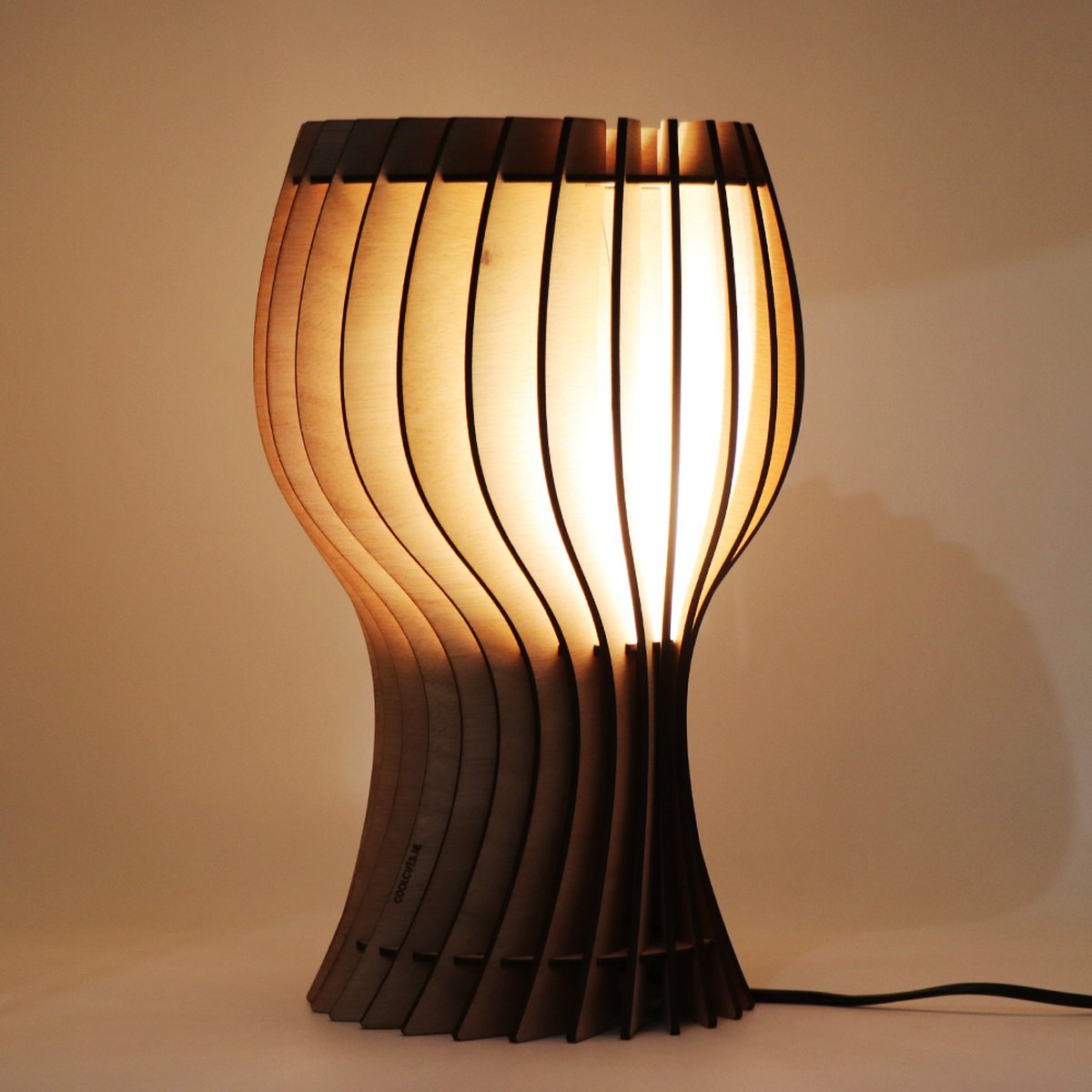 Tafellamp Viinilasi Ø23 cm - Houten tafellamp - Dutch Design - Verlichting voor woonkamer, eetkamer, of slaapkamer - Kant en klaar gemonteerde kamerlamp - CoolCuts