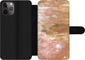 Bookcase Geschikt voor iPhone 11 Pro Max telefoonhoesje - Brons - Metaal - Roest print - Met vakjes - Wallet case met magneetsluiting
