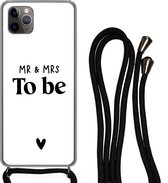 Hoesje met koord Geschikt voor iPhone 11 Pro Max - Quotes - 'Mr & Mrs to be' - Spreuken - Trouwen - Siliconen - Crossbody - Backcover met Koord - Telefoonhoesje met koord - Hoesje met touw