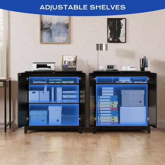 Twee open zwarte kasten met verstelbare schappen, gevuld met mappen, dozen en een printer.