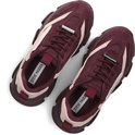 Bovenaanzicht van burgondische sneakers met roze accenten, veters en opvallende zolen. "STEVE MADDEN" logo op de binnenzool.