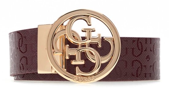Ceinture bordeaux avec le logo GUESS en relief et une boucle dorée avec le logo GUESS.