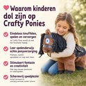 Meisje omhelst bruine knuffelpony met zwarte manen, die bruin is met witte oogjes.