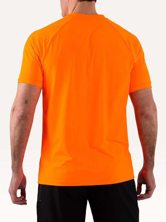 Achterkant van een man in een feloranje sportshirt met korte mouwen en een zwart broekje.