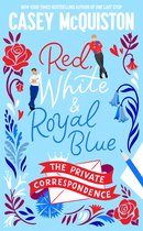 Boekomslag: 'Red, White & Royal Blue'. Twee mannen, één in een rood jasje, de ander in een blauw, staan op een lichtblauwe achtergrond met bloemen en de titel.