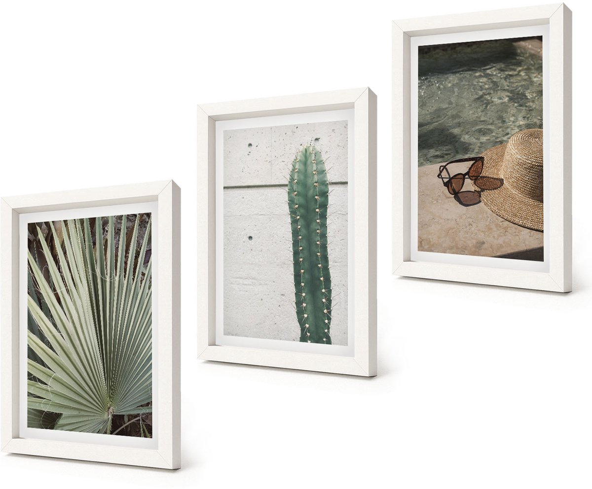 Coloray 3-Delige Schilderij Set - Tropische planten en vakantieaccessoires aan het water - 20x30 - Muurdecoratie - Interieur Decoratie - Moderne Wanddecoratie