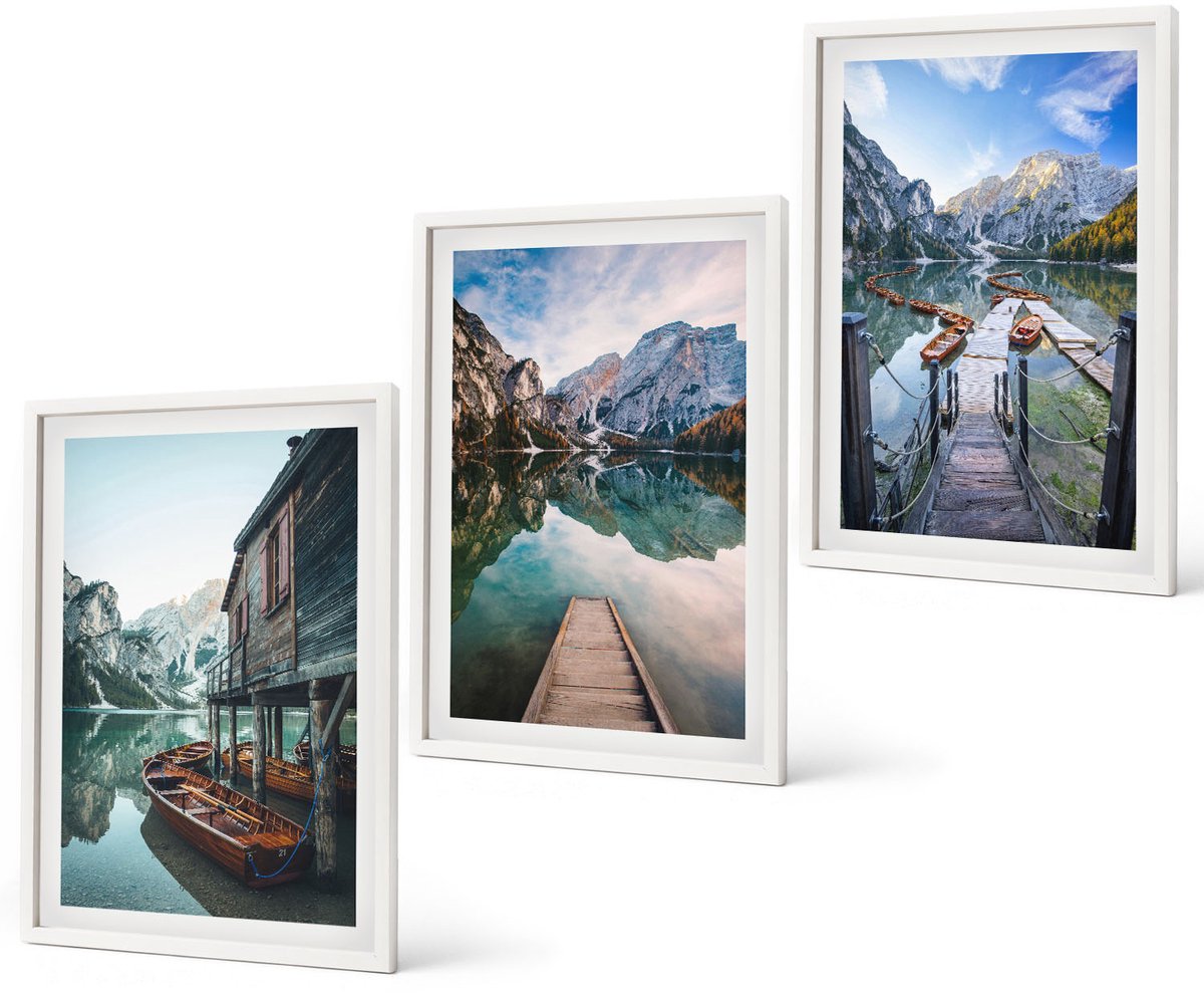 Coloray 3-Delige Schilderij Set - Een Rustig Meer In De Bergen Met Houten Bootjes. - 40 x 60 - Muurdecoratie - Decoratieve Schilderijen - Wohnzimmer - Moderne Wanddecoratie
