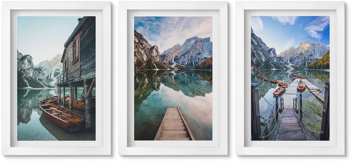 Wallfluent 3-Delige Schilderij Set - Een Rustig Meer In De Bergen Met Houten Bootjes. - 20 x 30 - Stijlvolle Muurdecoratie - Kantoor - Moderne Wanddecoratie
