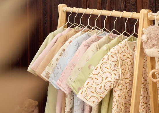 Een rij baby slaapzakken in zachte pasteltinten en met diverse dierenprints, waaronder konijntjes, beren en koeien.