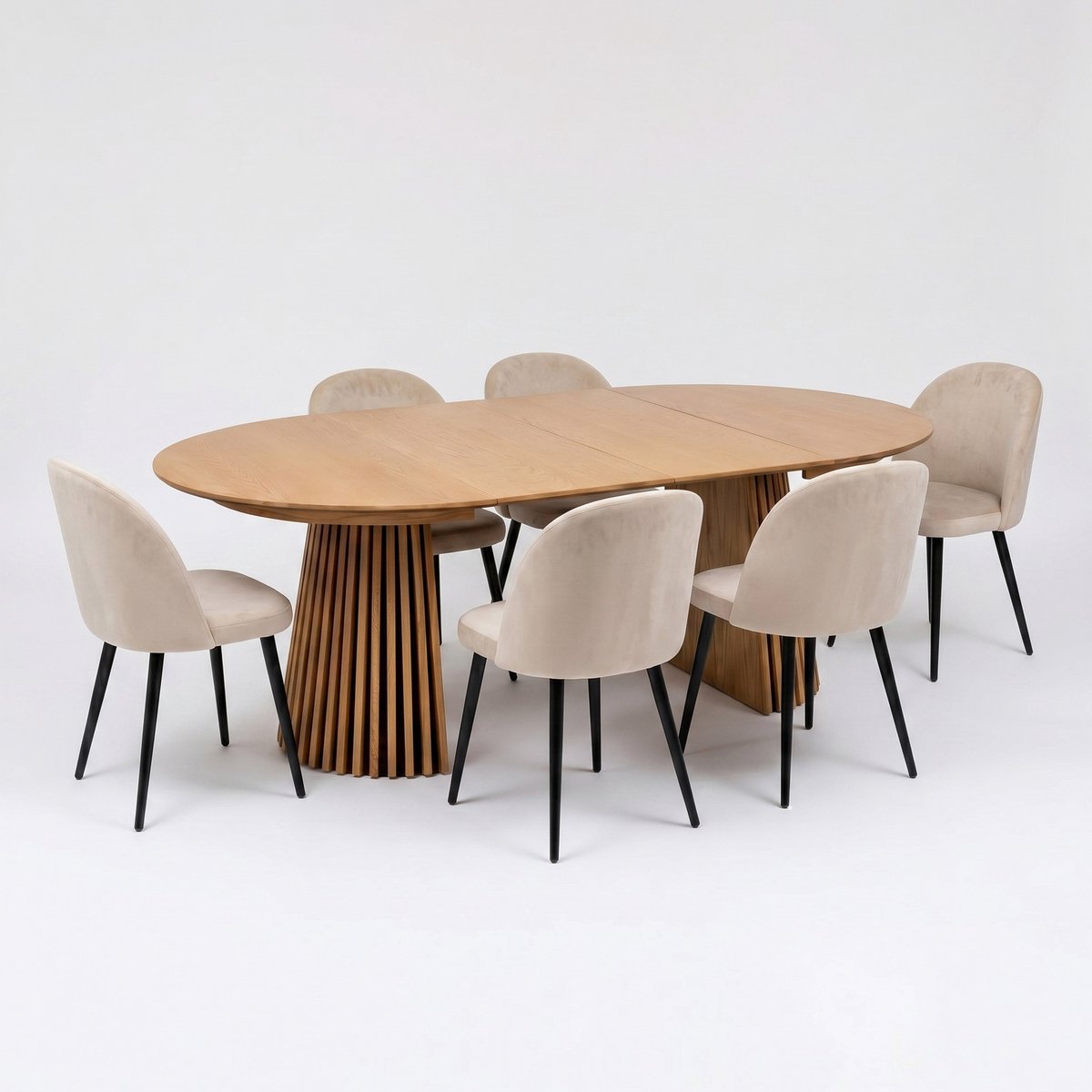 Tokyo eethoek eettafel natuur, 6 stoelen met beige velours bekleding.