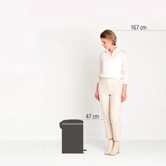 Een vrouw van 167 cm staat naast een grijze Brabantia prullenbak van 47 cm hoog.