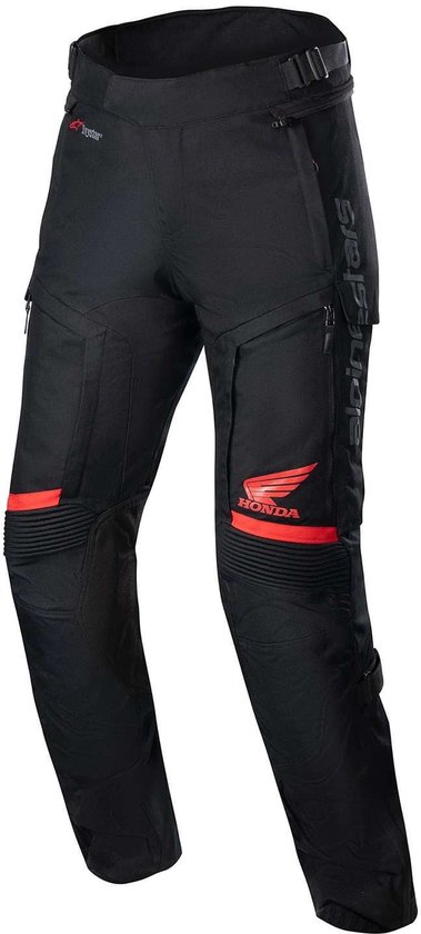 Zwarte Alpinestars motorbroek met rode accenten, rode Honda-logo's op de knieën en "Alpinestars" tekst op het been.