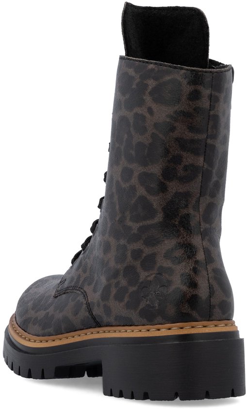 Bruine veterboot met zwart panterprint, dikke profielzool en omslagkraag.