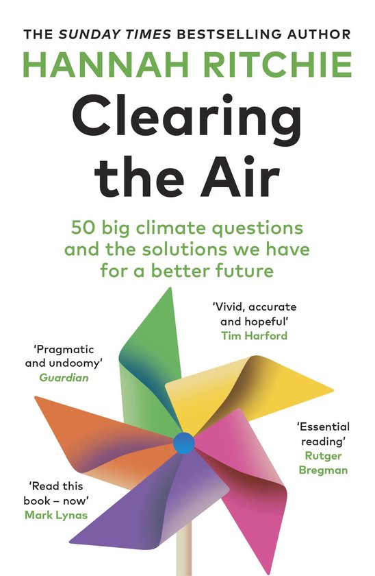 Boek 'Clearing the Air' van Hannah Ritchie, met een kleurrijke windmolen en citaten uit recensies.