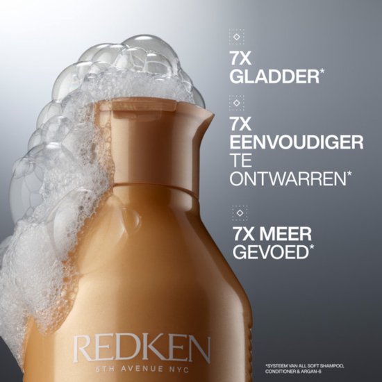 Bouteille dorée Redken avec beaucoup de mousse et texte : 7x plus lisse, 7x plus facile à démêler, 7x plus de douceur.