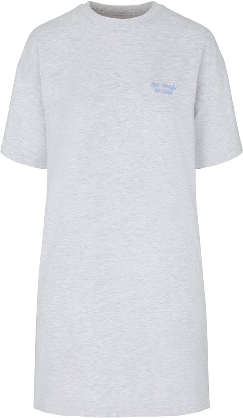 Grijs T-shirt nachthemd met korte mouwen en lichtblauwe tekst 'too comfy too care' op de borst.