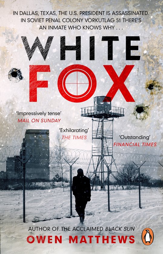 Boekomslag "White Fox" met een gevangene die loopt met een bewakingstoren en hekwerk op de achtergrond. Tekst: "WHITE FOX" en citaten.