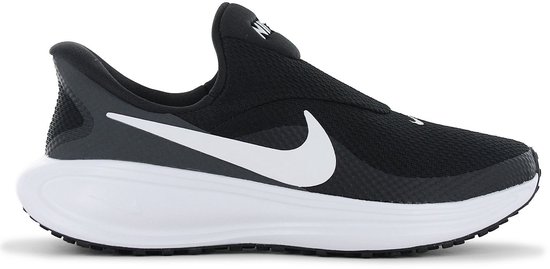 Zwarte Nike sneaker met witte swoosh en witte zool.
