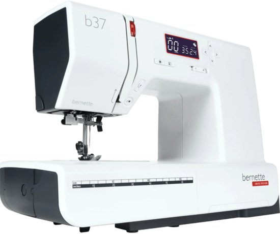 Witte Bernette b37 naaimachine met digitaal display en zwarte accenten.