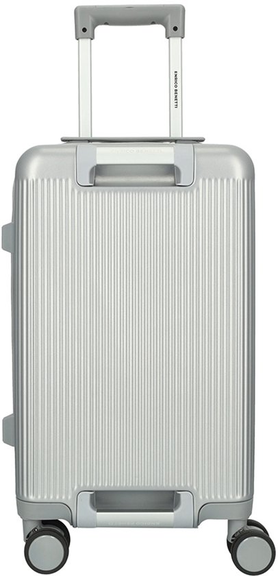 Zilverkleurige koffer met verticale ribbels, uitschuifbaar handvat en vier wielen.
