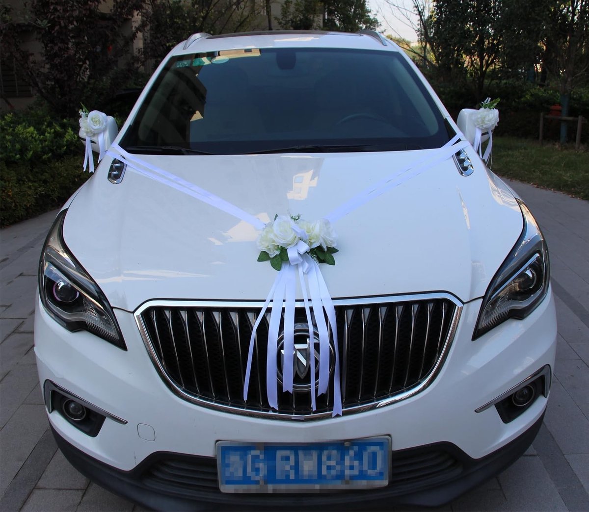 Elegante Witte Auto Decoratie voor Bruiloft met Rozen, Bloemen en Sieraden - Perfect voor Trouwerijen en Ceremonies