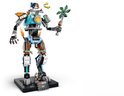 Robot à tête de chat, armure bleu clair, accents marron et blanc, avec épée à hélice verte et flammes.