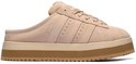 Zijaanzicht van beige adidas Campus muil met suède afwerking en Campus logo.