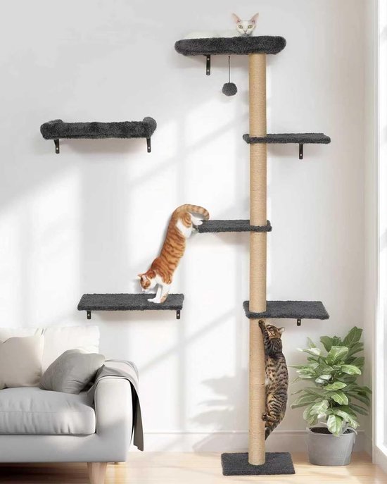 Grijze kattenwandmeubels met krabpaal en verschillende katten die spelen en klimmen.
