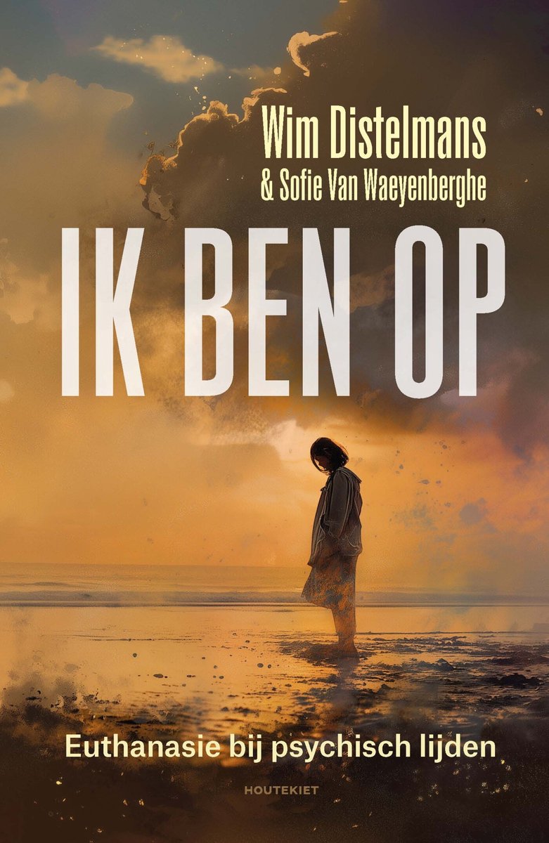 Boekomslag 'Ik ben op' met een meisje op een strand bij zonsondergang.