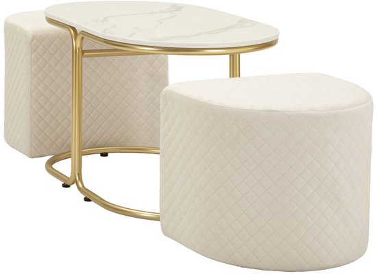 Ovale salontafel met marmerlook blad en gouden frame, met twee crèmekleurige, gewatteerde poefs.