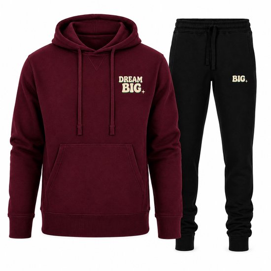 Bordeauxrode hoodie met 'DREAM BIG' tekst en zwarte joggingbroek met 'BIG' tekst.