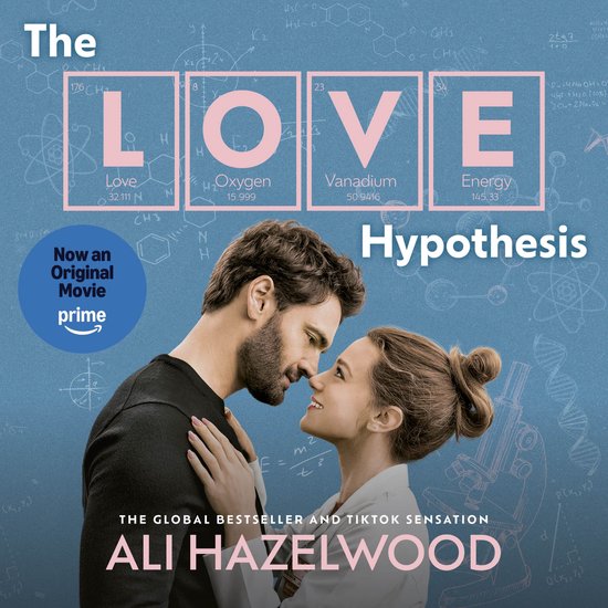 Een stel omhelst elkaar met de tekst "The Love Hypothesis" en "Ali Hazelwood" in schematische tekeningen van chemie.