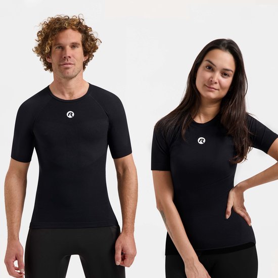 Een man en vrouw dragen zwarte sport T-shirts met korte mouwen en het Rogelli logo op de borst.