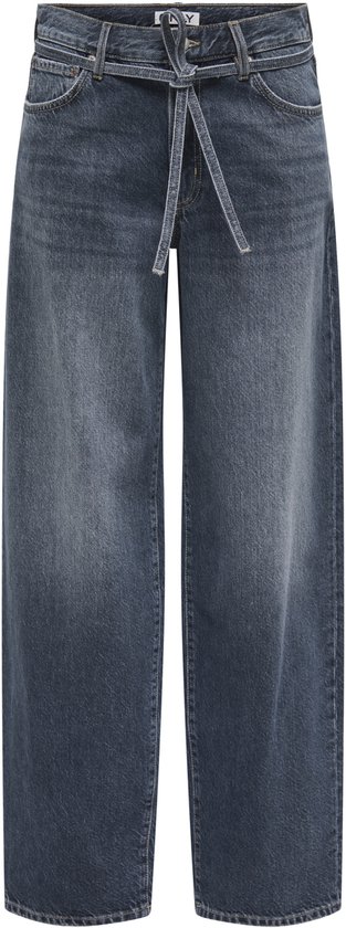 Model in wit shirt en donkerblauwe wijde jeans met strikceintuur, van opzij gezien.