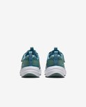 Achterkant van twee groene Nike sneakers met blauwe lussen.
