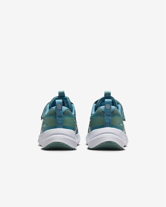 Achterkant van twee groene Nike sneakers met blauwe lussen.