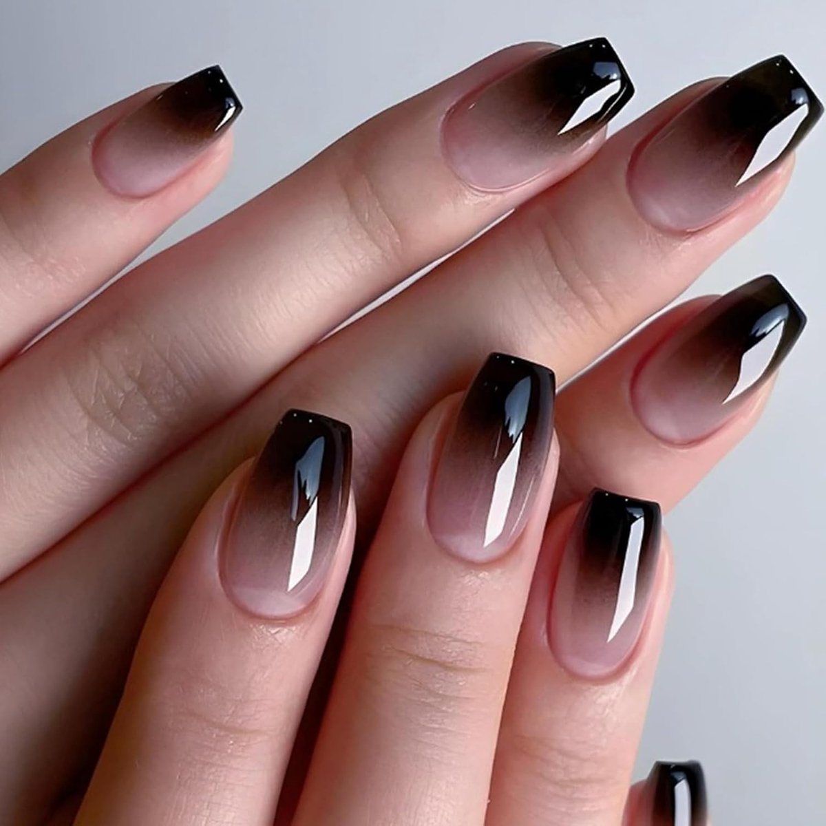 24 stuks nagels om op te plakken hoekig, kort zwart kleurverloop French press on nails, herbruikbare natuurlijke kunstnagels, ballerina acryl full cover zelfklevende kunstnagels voor vrouwen