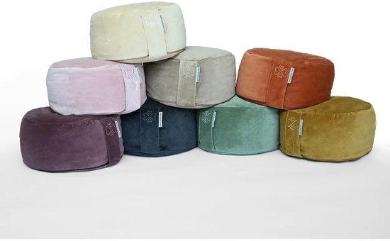 Stapel van negen fluwelen meditattekussens in verschillende kleuren: geel, roze, beige, grijs, groen, okergeel, paars, donkerblauw en oranje.