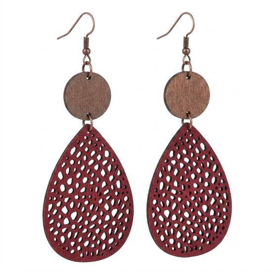 Une paire de boucles d'oreilles pendantes en bois bordeaux, en forme de goutte avec un motif ajouré, placées l'une sur l'autre.
