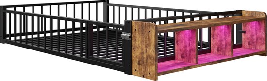 Zwart metalen kinderbed met houten hoofdeinde met opbergvak en roze LED-verlichting.