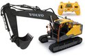 Gele en zwarte Volvo graafmachine met afstandsbediening op witte achtergrond.