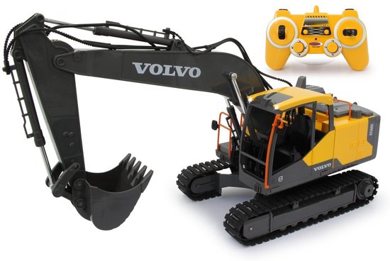 Gele en zwarte Volvo graafmachine met afstandsbediening op witte achtergrond.