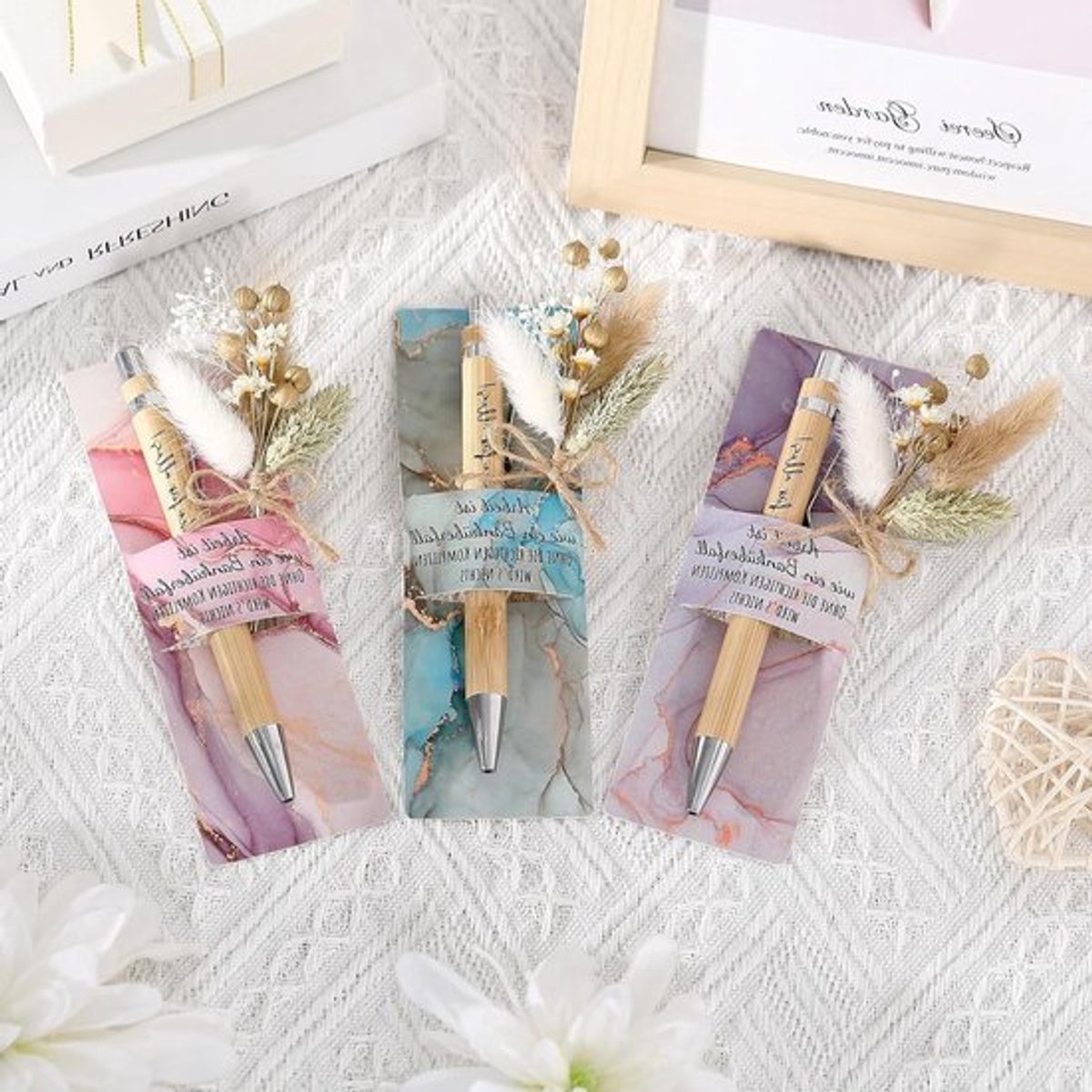 Cadeauset met Houten Balpen en Echte Gedroogde Bloemen - Uniek Afscheidscadeau voor Leraar of Collega, Inclusief Papieren Penhouder en Gravering (12 Sets, Marmerkleur)