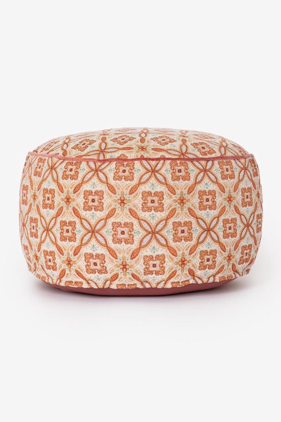 Crèmekleurige poef met oranje geometrisch patroon en roze bies.