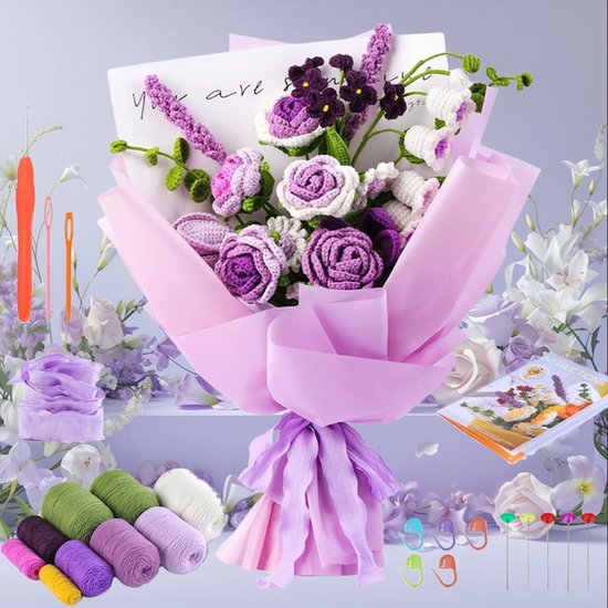 Gehaakt boeket in paars en wit, met o.a. rozen, lavendel en kleine paarse bloemetjes, omwikkeld met lichtroze papier.