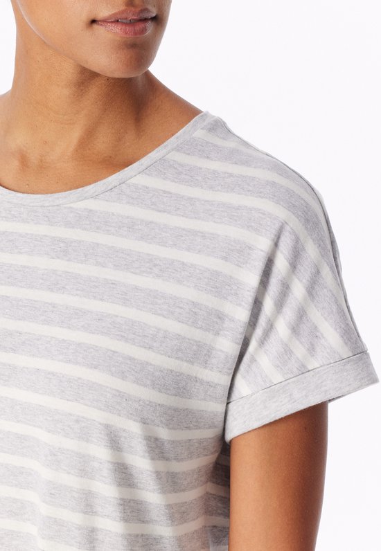 Dames t-shirt met grijze en witte strepen.