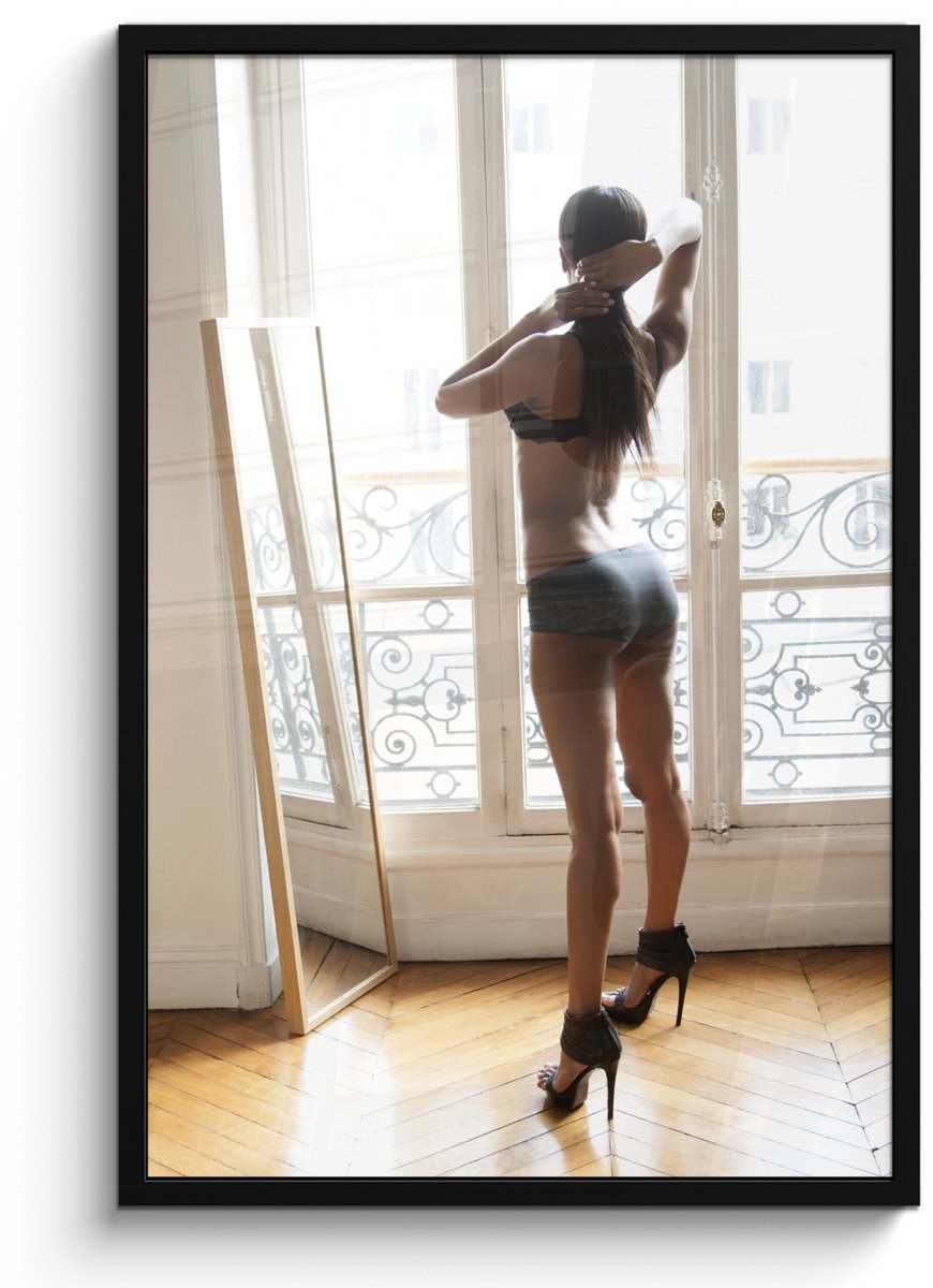 Poster in lijst - Fotolijst 60x90 cm - Posters - Vrouw in lingerie staat voor de spiegel i