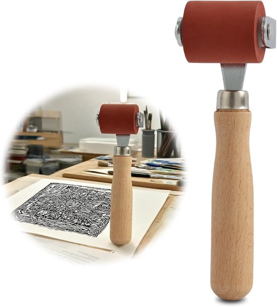 Een rode rol met houten handvat, met op de achtergrond een werkplaats en een print.