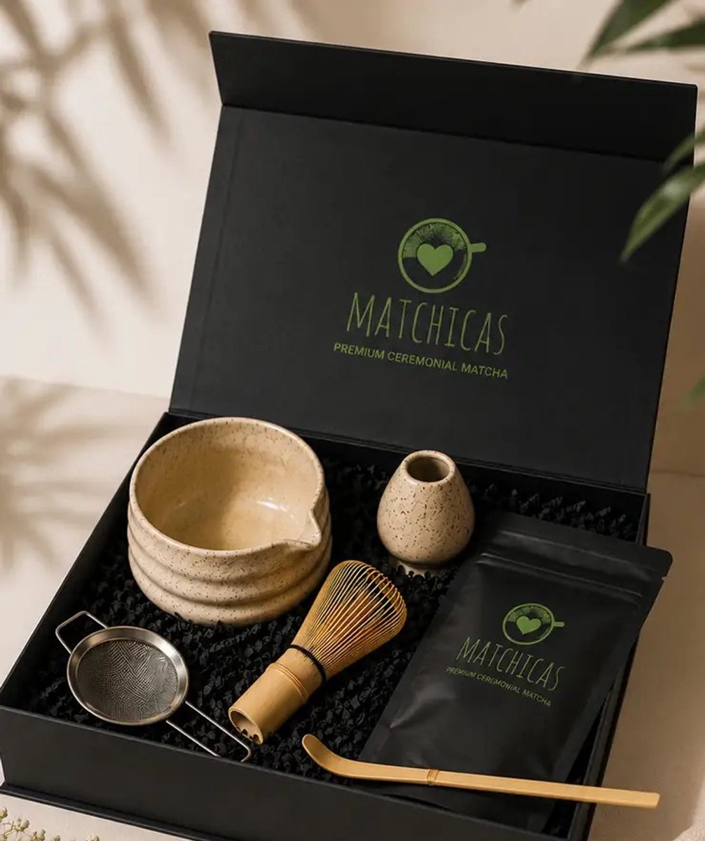 Matchicas Matcha Set - 6-delig - Ceremoniële Matcha 50g, Matcha Klopper (Chasen), Kom met Schenktuit, Bamboe Lepel, Zeef & Klopperhouder - Starterkit & Cadeau